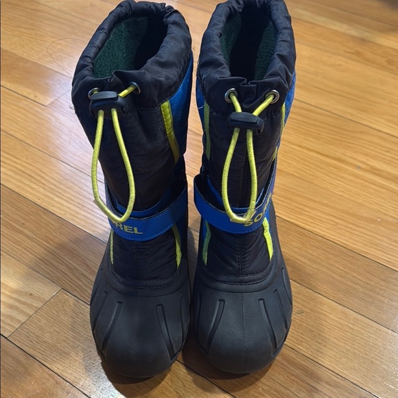 Sorel boys flurry waterproof snow boots size 2 . - Picture 1 of 6